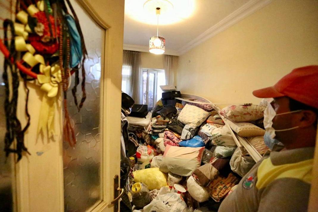 Kamyonlar yetmedi: Çöp partisi sona erdi! Apartmandan çıkanlar hayrete düşürdü 11